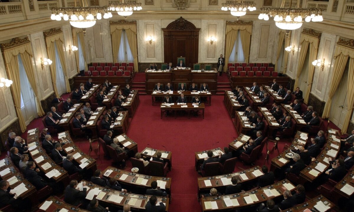 Riforma della legge elettorale: come destra e sinistra raccontano il voto al Senato